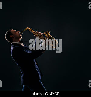 Musicien joue le jazz au saxophone Banque D'Images