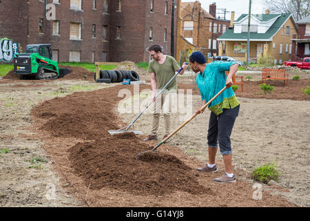 Detroit, Michigan - Un centre d'éducation en plein air est construit sur des terrains vacants par l'écologisation de Detroit et l'Osborn voisin Banque D'Images