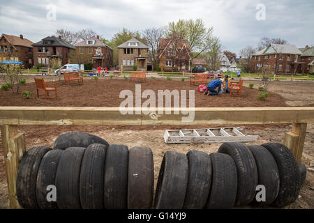 Detroit, Michigan - Un centre d'éducation en plein air est construit sur des terrains vacants par l'écologisation de Detroit et l'Osborn voisin Banque D'Images