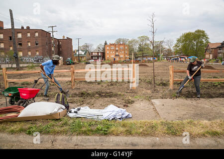 Detroit, Michigan - Un centre d'éducation en plein air est construit sur des terrains vacants par l'écologisation de Detroit et l'Osborn voisin Banque D'Images