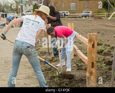 Detroit, Michigan - Un centre d'éducation en plein air est construit sur des terrains vacants par l'écologisation de Detroit et l'Osborn voisin Banque D'Images