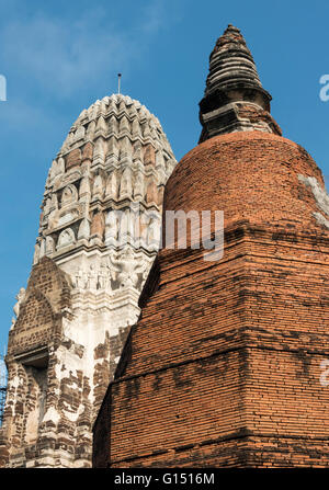 Prang central et au stupa de Wat Ratchaburana, Ayutthaya, Thaïlande Banque D'Images