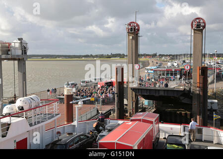 L'arrivée d'un ferry sur l'île de Wadden néerlandais Ameland Banque D'Images