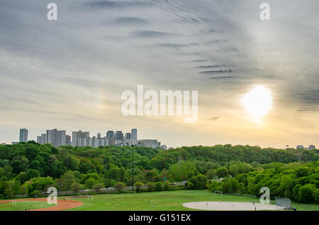 L'horizon de Toronto, Canada, avec le coucher du soleil au printemps de Riverdale Park East Banque D'Images