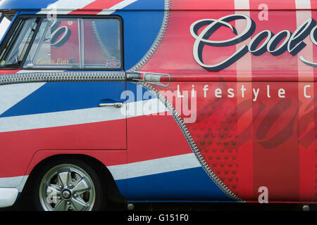 Union Jack style Cool flo sur un autocollant de vêtements Vintage VW van panneau à Stanford Hall VW Show. Le Leicestershire, Angleterre Banque D'Images