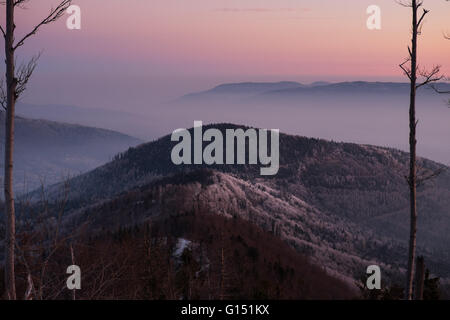 Lever du soleil vu de Skrzyczne mountain, Beskid Slaski, Slask , Silésie Pologne Banque D'Images