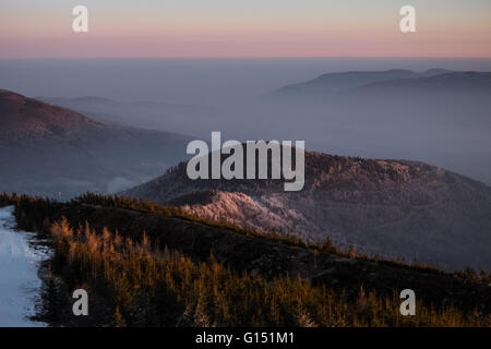 Lever du soleil vu de Skrzyczne mountain, Beskid Slaski, Slask , Silésie Pologne Banque D'Images