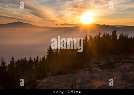 Lever du soleil vu de Skrzyczne mountain, Beskid Slaski, Slask , Silésie en Pologne. Tatras sont vus dans la distance. Banque D'Images