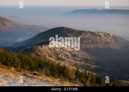 Lever du soleil vu de Skrzyczne mountain, Beskid Slaski, Slask , Silésie Pologne Banque D'Images