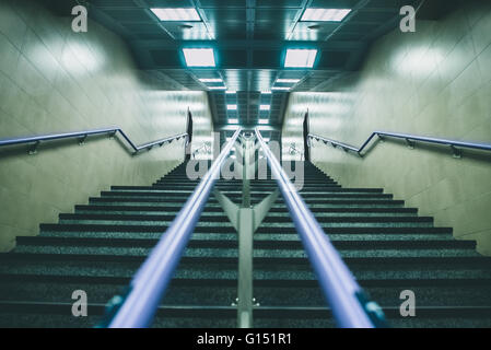 Escaliers dans une station de métro Banque D'Images