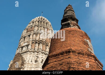 Prang central et au stupa de Wat Ratchaburana, Ayutthaya, Thaïlande Banque D'Images