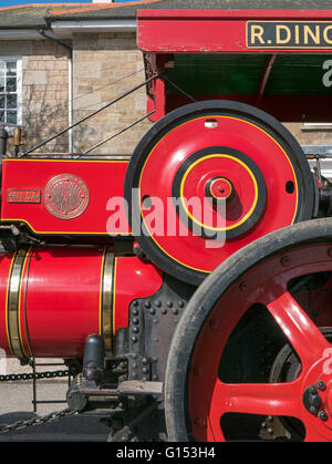 Gros plan d'une machine à vapeur rouge dans le défilé annuel de Trevithick Camborne dans Cornwall, Angleterre, Royaume-Uni. Banque D'Images
