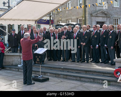 Holman Climax Cornish Male Voice Choir gestuelle au cours de Trevithick journée à Redruth, Cornwall England UK. Banque D'Images