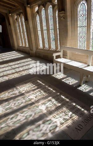 Fenêtres en verre à motifs casting shadows dans lumière du soleil à Ely, Cambridgeshire, Angleterre Banque D'Images