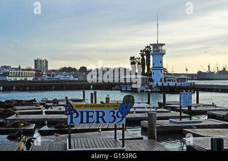 San Francisco, Californie, USA : Fisherman's Wharf, Pier 39 de vue au coucher du soleil. Pier 39 a ouvert le 4 octobre 1978 Banque D'Images