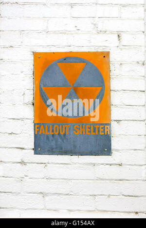 1960 Guerre nucléaire Fallout Shelter sign signe au palais de justice du comté de Colbert à Tuscumbia, New York Banque D'Images