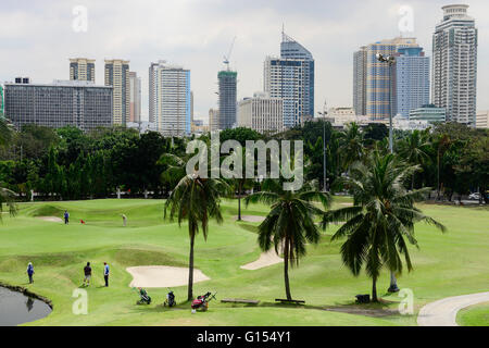 PHILIPPINES, Manille, , Terrain de golf en face de l'horizon gratte-ciel Makati / PHILIPPINEN, Manille, Makati Hochhaus vor Golfplatz , Skyline Banque D'Images