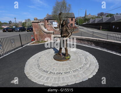 Statue grandeur nature de la vie ac/dc bon scott chanteur en Écosse kirriemuir mai 2016 Banque D'Images