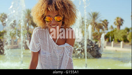 Happy Smiling Girl avec coupe Afro Banque D'Images