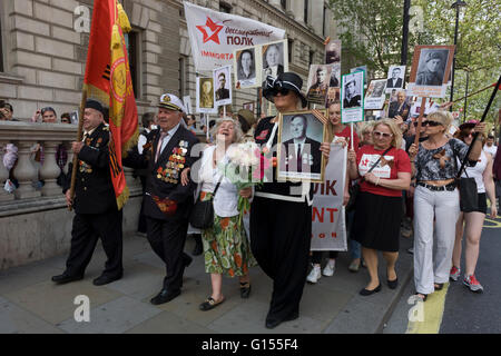 Russes vivant au Royaume-Uni Mars à Westminster au centre de Londres pour honorer ceux tombés lors de la seconde guerre mondiale (1939-1945) 9 mai, 2016. Des milliers de russophones se sont réunis à Trafalgar Square, progressant par Downing Street (la résidence officielle du Premier ministre britannique David Cameron) avant de continuer à la place du Parlement. Banque D'Images