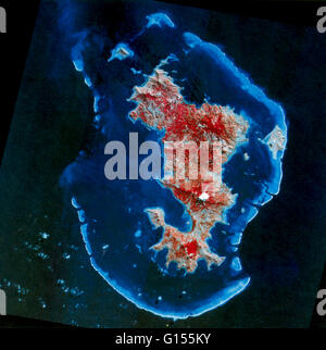 Mayotte, l'une des 4 îles des Comores qui parsèment le nord du Canal de Mozambique, et une collectivité d'outre-mer de la France. Une chaîne de montagnes volcaniques (rouge) passe par l'intérieur de l'île, la création d'un sol fertile dans lequel les agriculteurs font pousser des haricots à la vanille, café Banque D'Images