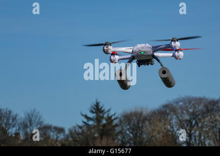 Blade 50QX hobby drone volant dans un parc, près d'arbres avec copie espace et aucun peuple Banque D'Images