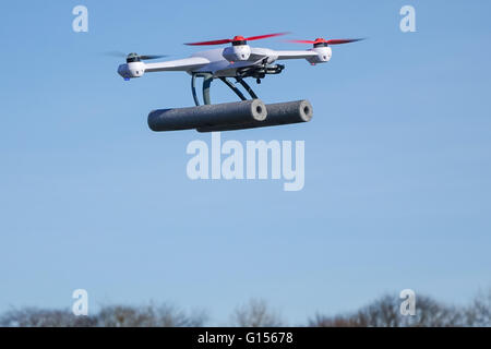 Blade 50QX hobby drone volant dans un parc, près d'arbres avec copie espace et aucun peuple Banque D'Images