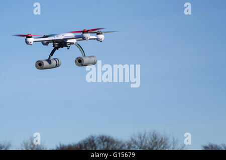 Blade 50QX hobby drone volant dans un parc, près d'arbres avec copie espace et aucun peuple Banque D'Images