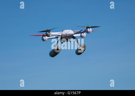 Blade 50QX hobby drone volant dans un parc, près d'arbres avec copie espace et aucun peuple Banque D'Images