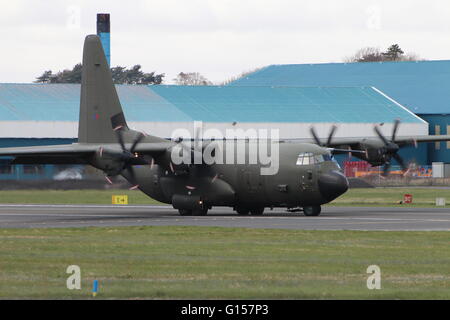 ZH880, un Lockheed Martin C-130J Hercules C5 de la Royal Air Force, atterrit à l'Aéroport International de Prestwick. Banque D'Images