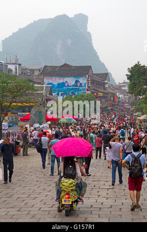 Dans Yangshuo West Street occupé Banque D'Images