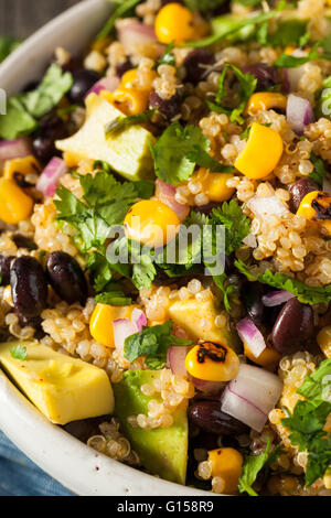 Le sud-ouest maison salade mexicaine aux haricots maïs et coriandre Banque D'Images