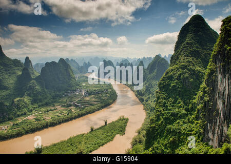 Bateau remontant le fleuve Li pittoresque, Xingping, région autonome du Guangxi, Chine Banque D'Images