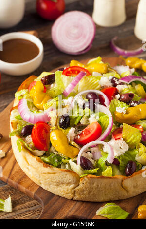 Salade grecque fait maison dans un bol de pain aux oignons et poivrons Banque D'Images