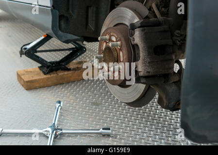 La clé dynamométrique et prise à proximité de la voiture dans le garage, close-up Banque D'Images