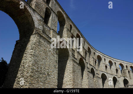 L'aqueduc historique, à la fois un monument de Kamares & vue de la vieille ville. Le district de Panagia, Kavala, Grèce ou Christoupolis Banque D'Images