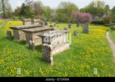 Des tombes dans le cimetière de l'église St Mary. Swinbrook, Oxfordshire, Angleterre Banque D'Images