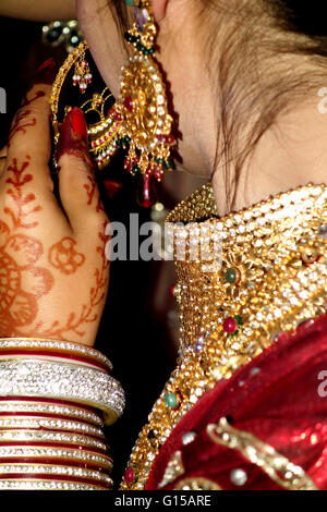 Belle jeune femme indienne en vêtements traditionnels avec Maquillage de mariée et bijoux. Banque D'Images