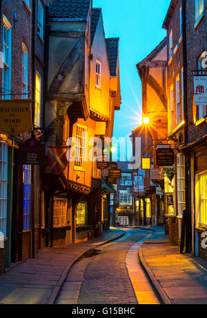 La shambles york yorkshire Angleterre Angleterre europe rues pavées étroites médiéval vieux bâtiments historiques de l'histoire de l'architecture tudor Banque D'Images