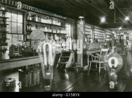 Thomas Edison sur le laboratoire de Menlo Park dans le New Jersey, photographié le 22 février 1880. C'était le premier laboratoire de recherche industrielle, à l'opération de (BE 1876-1881). Il a depuis été retiré à Greenfield Village à Dearborn, Michigan. Thomas Alva Edison (1 Banque D'Images