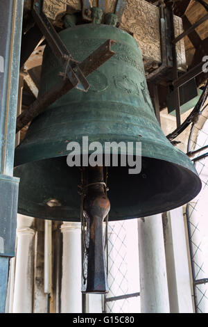 Grosse Cloche de bronze sur le dessus de la Tour de San Marco à Venise, Italie Banque D'Images