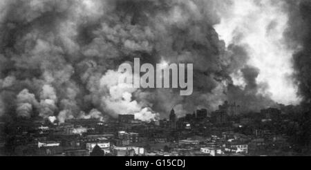 San Francisco à brûler après tremblement de terre de 1906. Quatre milles carrés--520--blocs de la ville était en feu et les incendies ont fait rage pendant des jours après le séisme. Autour de 30 000 bâtiments ont été détruits et plus de 3000 personnes sont mortes dans cette catastrophe. Il n'y a plus de 400 millions de dollars Banque D'Images