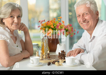 Happy Senior couple playing chess Banque D'Images