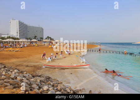 Ein Bokek (En Boqeq) plage, avec des baigneurs dans la mer turquoise et reposant à terre, mer Morte, Israël, Moyen Orient Banque D'Images