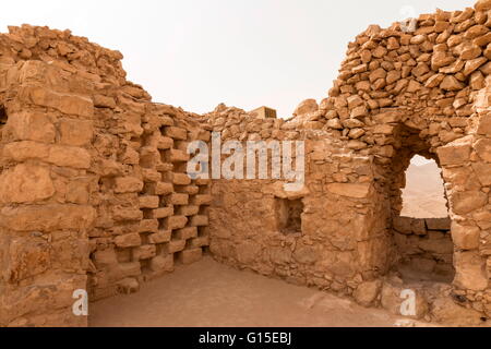 Pierre complexe, d'un Columbarium tower (pigeonnier), ruines de la forteresse de Massada, classé au Patrimoine Mondial de l'UNESCO, Israël, Moyen Orient Banque D'Images