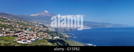 Vue sur la vallée de la Orotava sur la côte nord et Puerto de la Cruz et Pico del Teide, Tenerife, Canaries, Espagne, Europe Banque D'Images