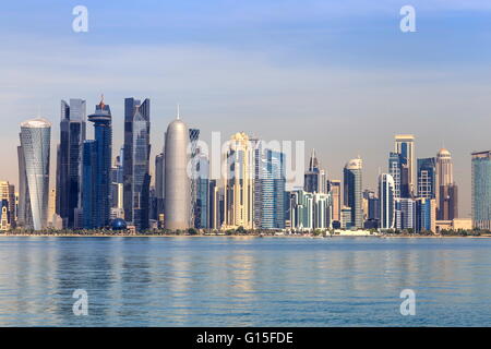 La ville moderne de West Bay, à travers les eaux calmes de la baie de Doha, à partir de le boutre Harbour, Doha, Qatar, Moyen-Orient Banque D'Images