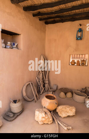 L'intérieur meublé de Taqah (Taqa), château fort museum, près de Salalah Dhofar, région, le sud de l'Oman, Middle East Banque D'Images