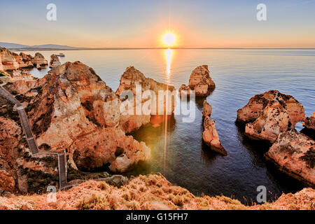 Golden sunrise sur les falaises rouges de Ponta da Piedade, Lagos, Algarve, Portugal, Europe Banque D'Images