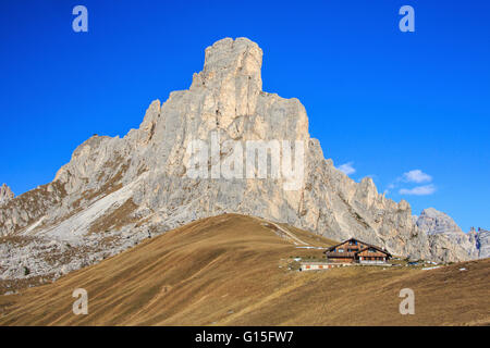 Vue automnale du haut pic rocheux de Ra de col Falzarego Gusela, Dolomites de Belluno, Trentino-Alto Adige, Italie, Europe Banque D'Images